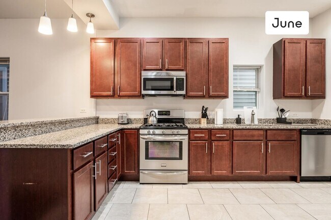 Building Photo - Full bedroom in 3 bed/2 bath Home