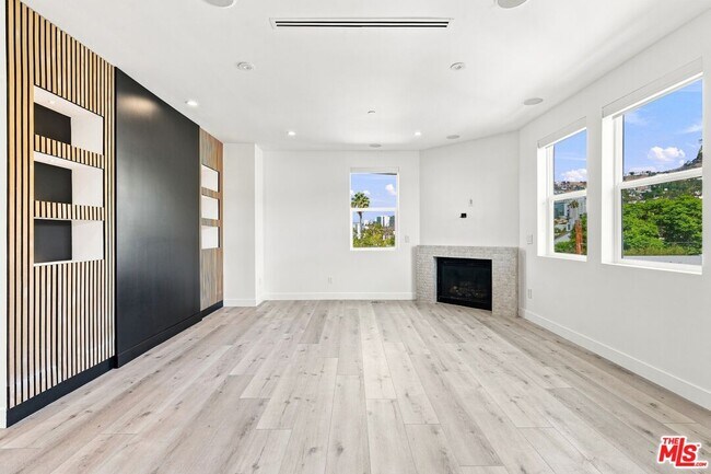 Foto del edificio - 8121 Norton Ave