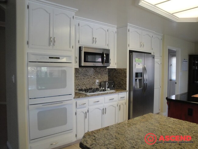 Foto del edificio - Spacious 4 Bed / 2 Bath Home in HOA Community with Gardening Included