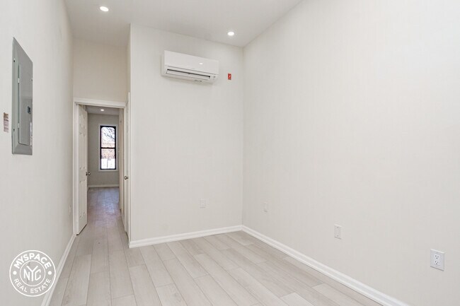 Building Photo - 696 Hancock St