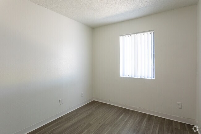 3 habitaciones, 2 baños - 800 pies cuadrados - Mariposa Flats