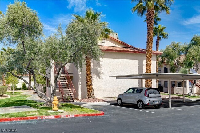 Foto del edificio - 853 Rock Springs Dr
