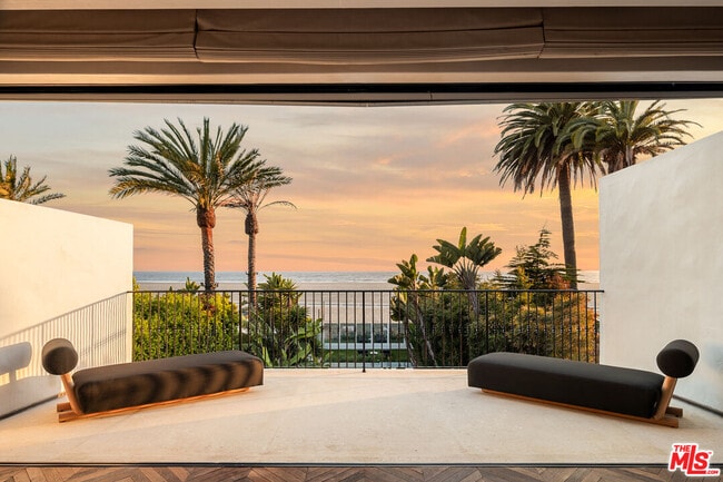 Foto del edificio - 966 Palisades Beach Rd