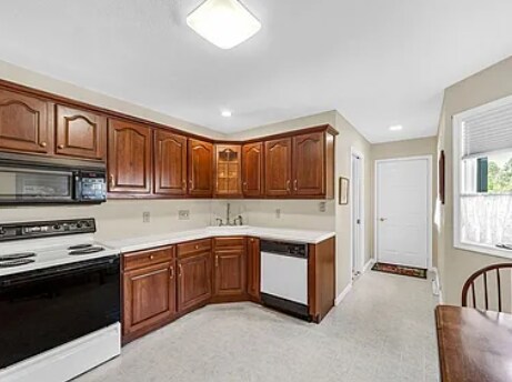 Foto del edificio - 61 Pine Grove Dr