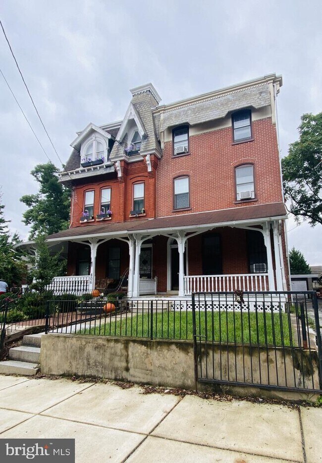 Building Photo - 804 N Franklin St