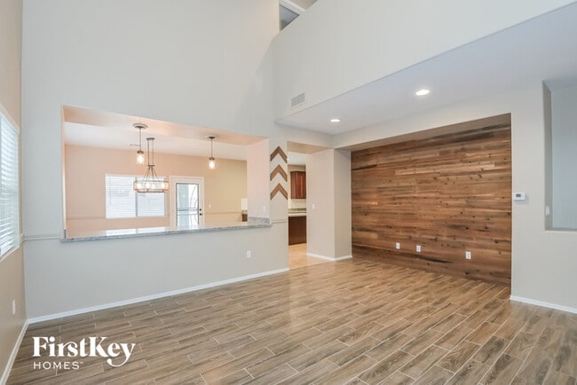 Building Photo - 12841 N Fox Hollow Dr