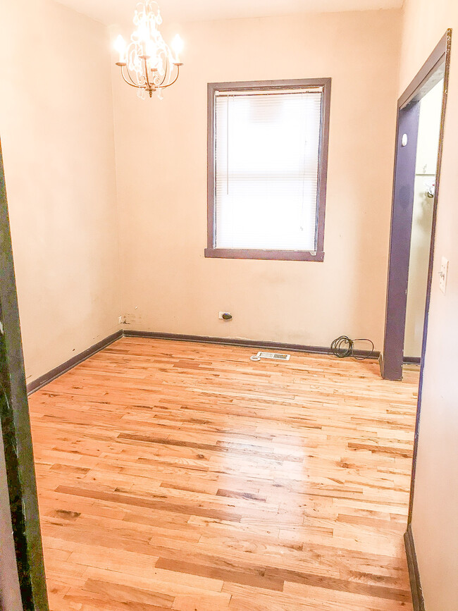 Building Photo - 1012 Garnett Plz