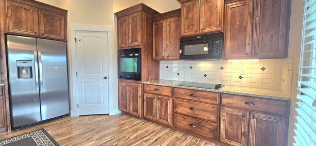 Foto del edificio - THREE-CAR GARAGE! This charming home offers 3 bedrooms, plus an office/rec room, and 2 bathrooms.