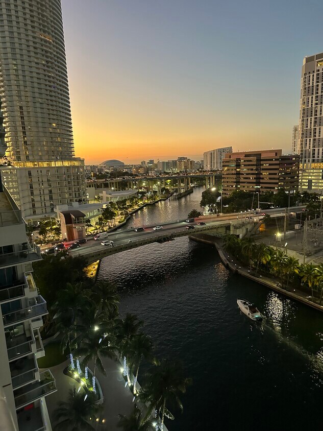 Vista desde el balcón - 690 SW 1st Ct