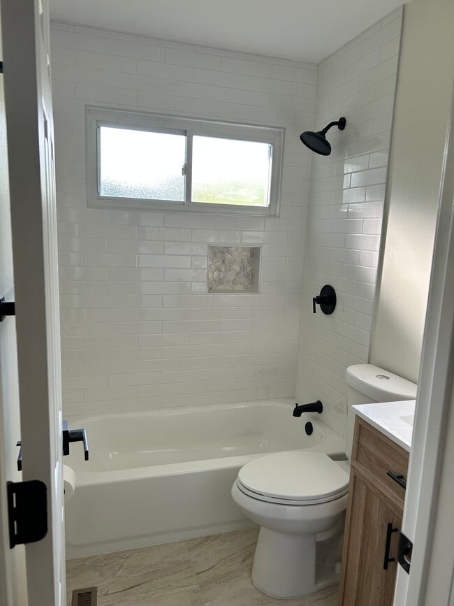 Building Photo - 875 Tanglewood Dr