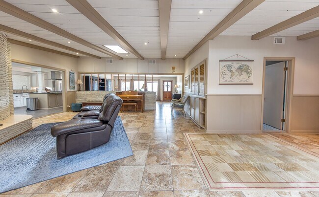 Foto del edificio - Stunning 4 Bed 3 Bath with a Pool!
