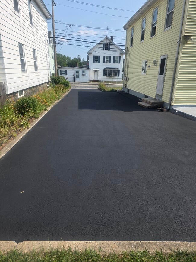 Entrada de vehículos hacia la calle - 63 Oak St