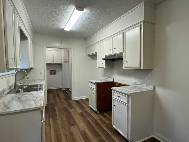 Building Photo - 2235 Scanlon Dr