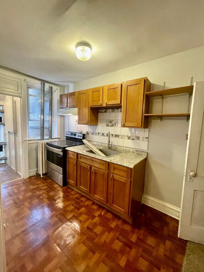 Building Photo - Spacious 3 Bedroom Available Now