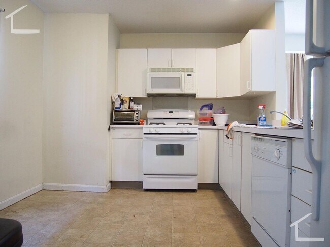 Foto del edificio - No Fee,  Nearly 3k Sq. ft Pet-Friendly Townhouse near Boston Landing with 2 Parking Spots Included!