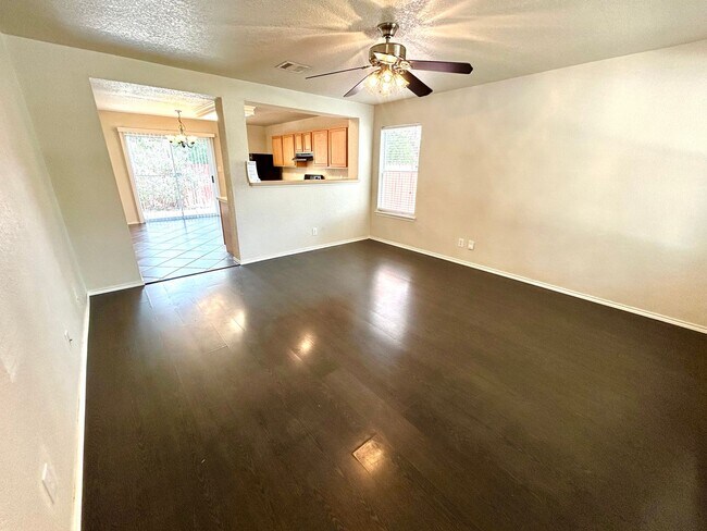 Foto del edificio - **APPLICATION RECEIVED** MUST SEE! Charmin...