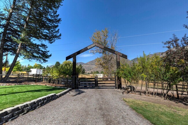 Building Photo - Lolo 4 bedroom, 2 bath, 2,520 Sq. Ft. home...