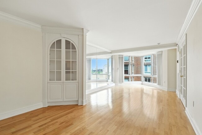 Foto del edificio - 75-83-83 Cambridge Pkwy