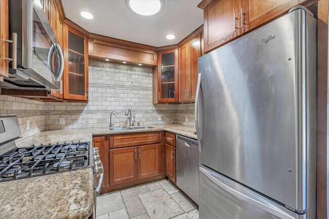 Building Photo - 825 Cedar Ave