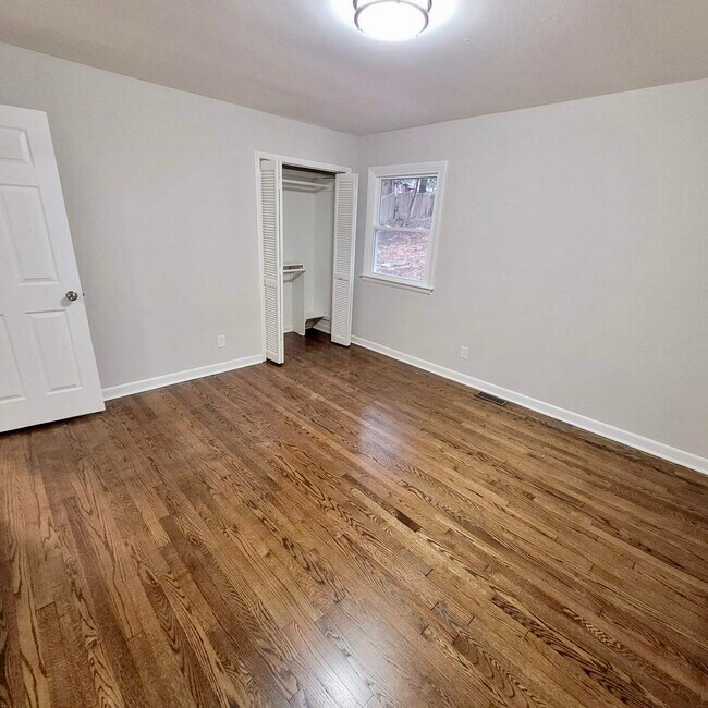 Foto del edificio - 1620 W Meadowview Rd