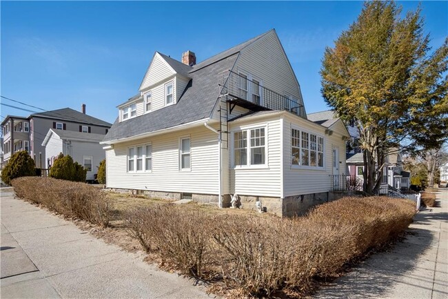 Building Photo - 73 Maple St
