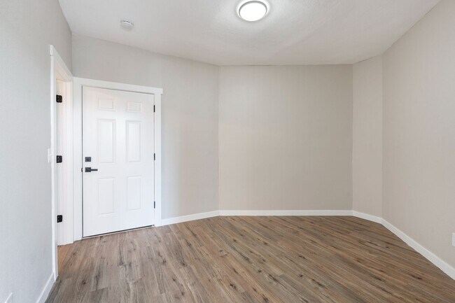 Building Photo - Fully Renovated 1 Bed 1 Bath - Near PDX Airport