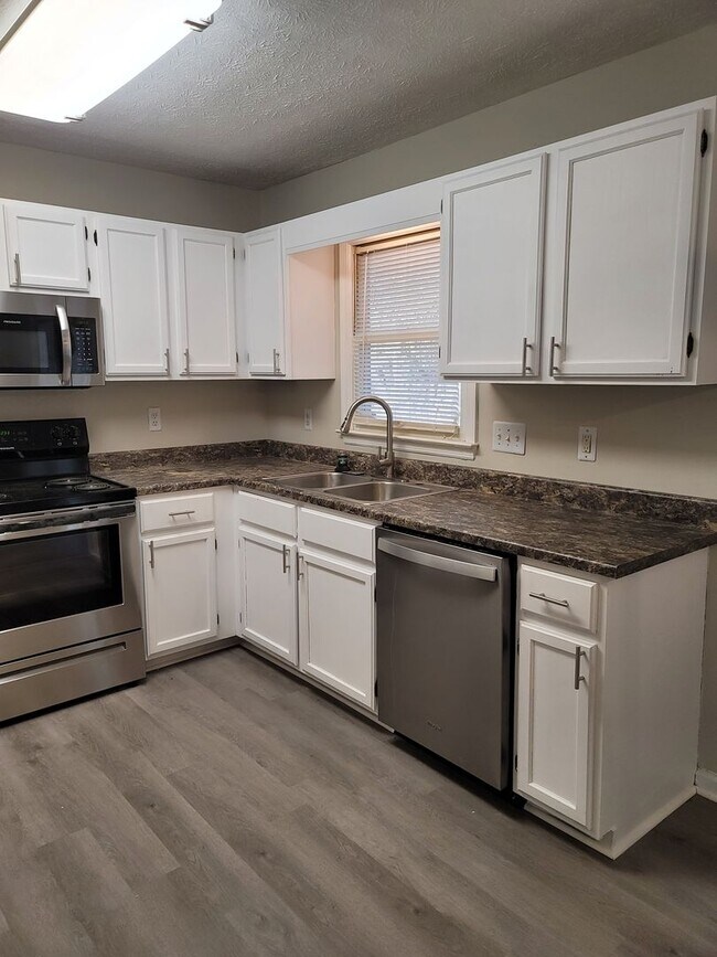 Foto del edificio - NEW to Rental Market! Do not Miss Out on t...