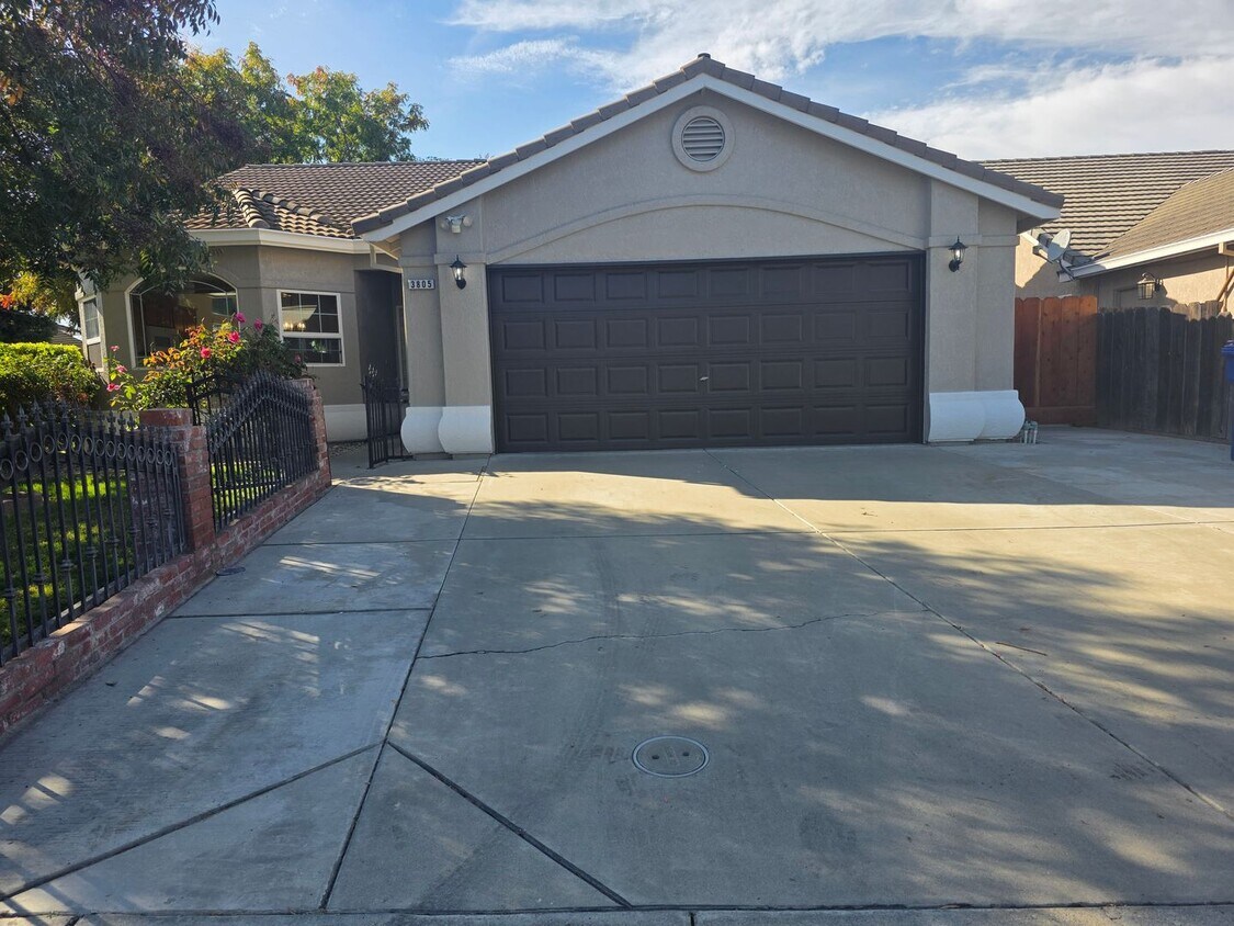 Foto principal - Single story home near CSU Stanislaus!