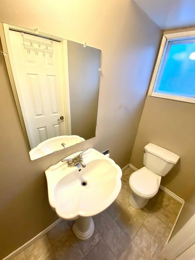 Building Photo - 3 bedroom in Prince George BC V2L 2V9