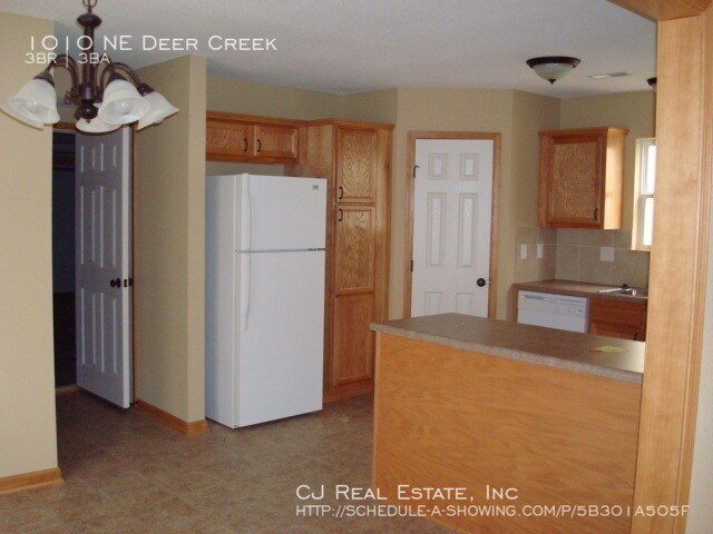Building Photo - 1010 NE Deer Creek Rd