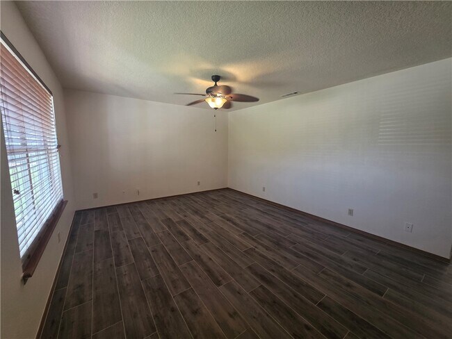 Foto del edificio - 2723 Kasey Ave