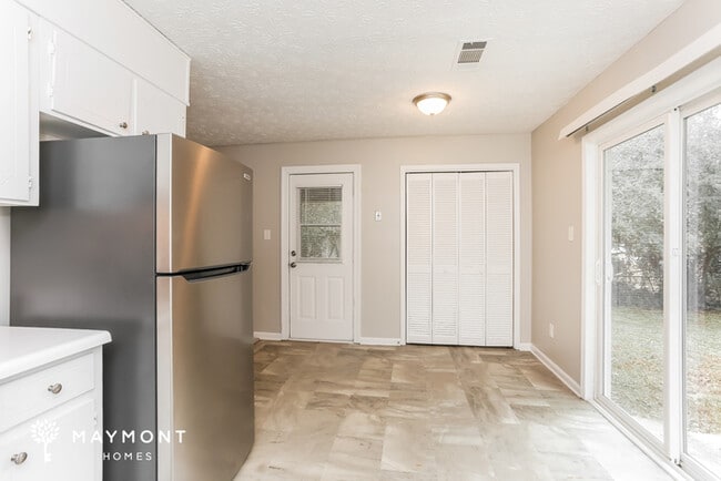 Foto del edificio - 570 Lakeridge Cir SE