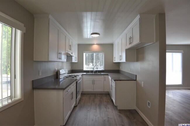 Building Photo - 1221 E Wilson Ave