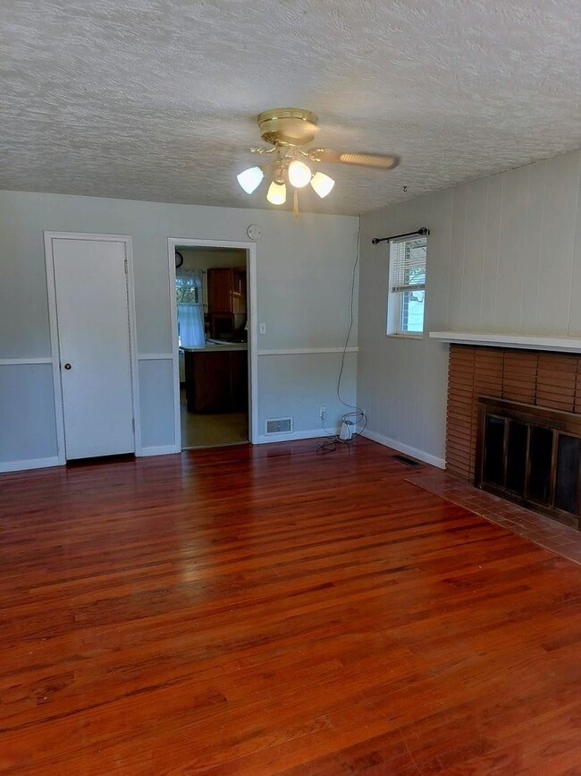 Building Photo - Charming 2-Bedroom Upper Duplex Unit in Ogden!