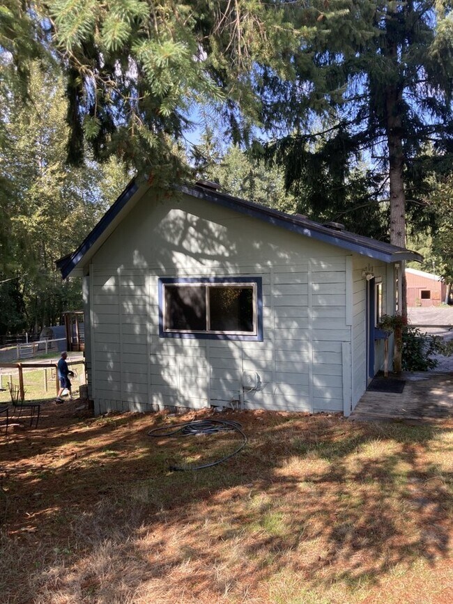 Building Photo - Rustic Cabin on horse farm