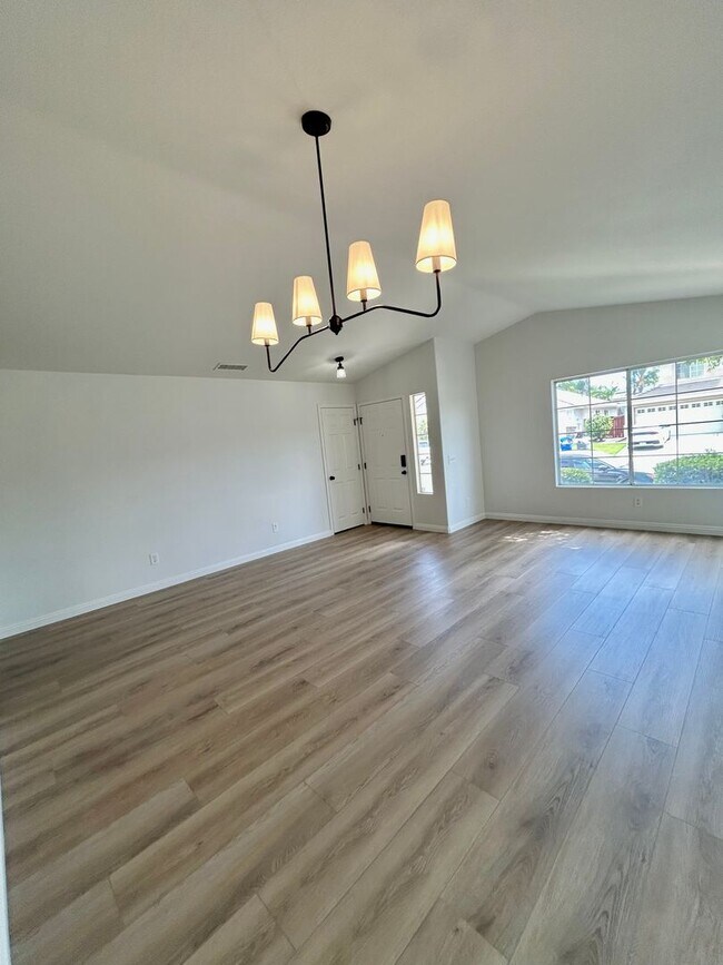 Foto del edificio - Gorgeous, newly remodeled single story home 3bd 2ba