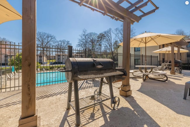 Building Photo - Spacious 2-Bedroom Classic Apartment with Washer & Dryer Connections | Brookhaven