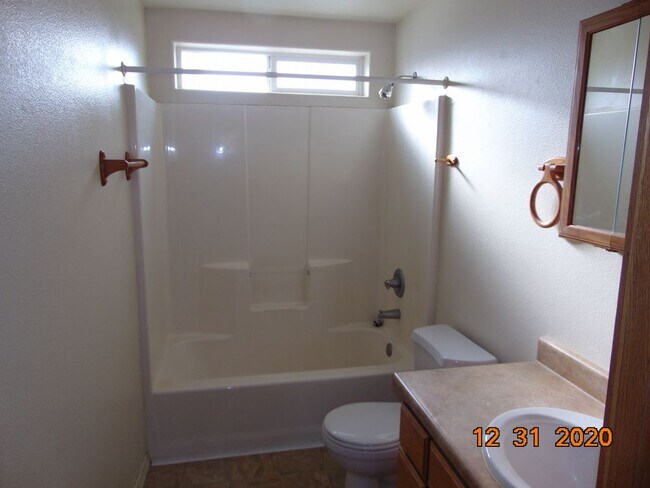 Building Photo - Southwest Medford 2-bedroom duplex unit
