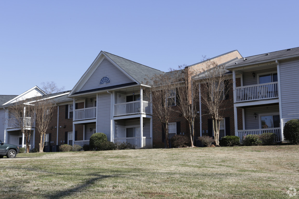 Primary Photo - Heatherwood Apartments