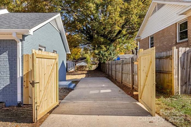 Building Photo - 5116 Carriage Dr Cir