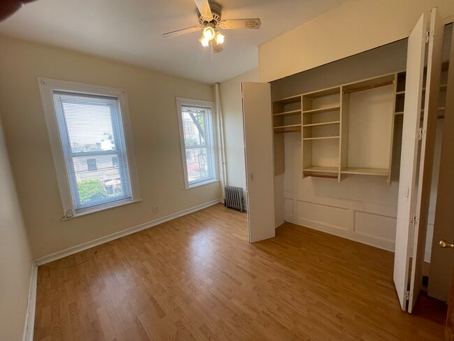 Dormitorio con armario empotrado organizador - 98 Bristol St