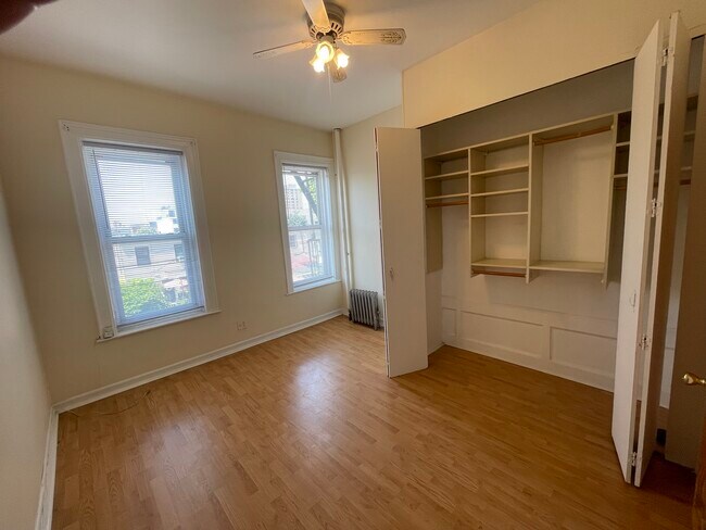 Dormitorio con armario empotrado organizador - 98 Bristol St