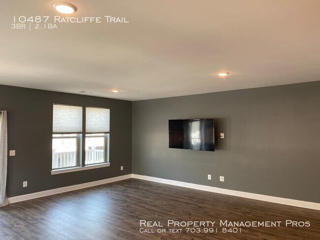 Building Photo - One Car Garage End Unit/Open Floorplan