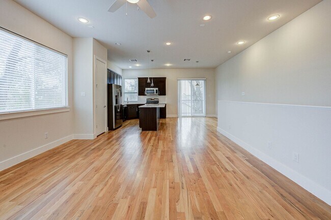 Building Photo - Modern home just minutes away from Downtown