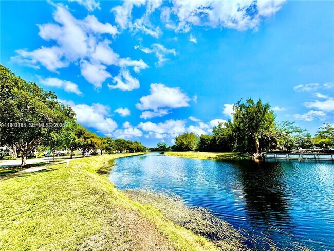 Foto del edificio - 3351 S Palm Aire Dr