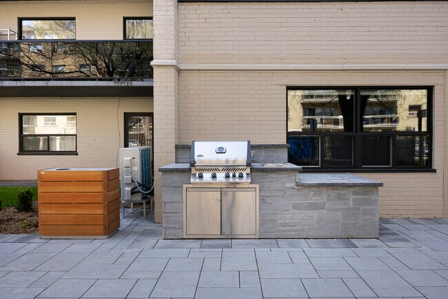 Photo du bâtiment - 70 Parkwoods Village Dr