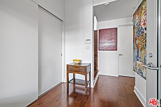Foto del edificio - 1250 N Harper Ave