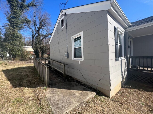 Building Photo - 949 Kellogg Ave 2bed/1bath $1195