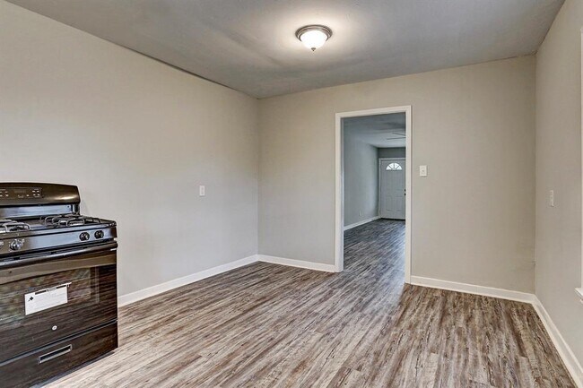 Building Photo - 9429 Clinton Dr