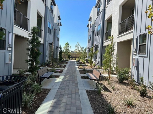 Foto del edificio - 947 N Divino Privado